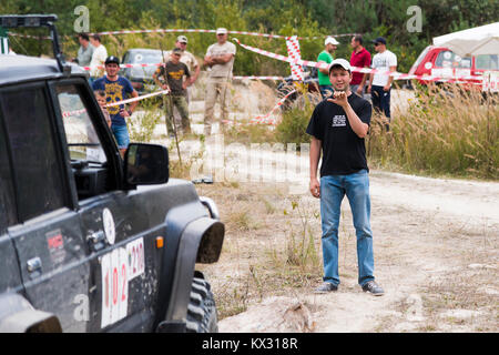 Lemberg, Ukraine - 23. August 2015: Navigator zeigt die Art und Weise, wenn der Fahrer des Fahrzeugs überwindet, um den Track auf der sandigen Karriere in der Nähe der Stadt Lviv, Ukraine Stockfoto