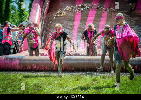 Eine Gruppe von Superhelden Läufer während der recht schlammig 5k Rennen für das Leben liebe Fun Run am Windsor Racecourse 2017 Stockfoto