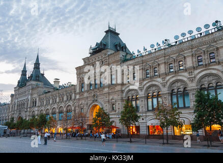 Äußere Fassade aus Gummi, die ikonische State Department Store am Roten Platz in Moskau bei Nacht beleuchtet mit Restaurant außerhalb Diners Stockfoto