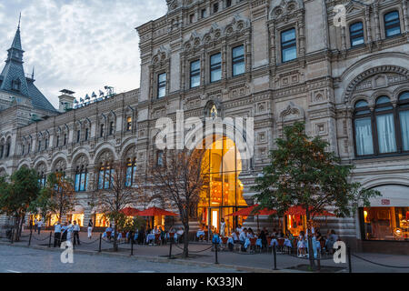 Äußere Fassade aus Gummi, die ikonische State Department Store am Roten Platz in Moskau bei Nacht beleuchtet mit Restaurant außerhalb Diners Stockfoto