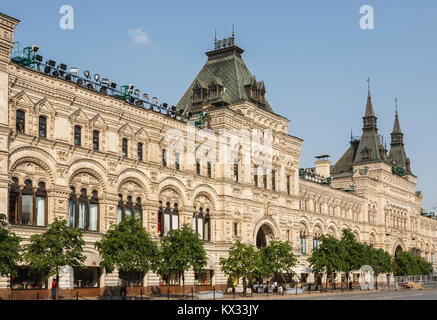 Die Außenfassade aus Gummi, die ikonische State Department Store auf dem Roten Platz in Moskau Stockfoto