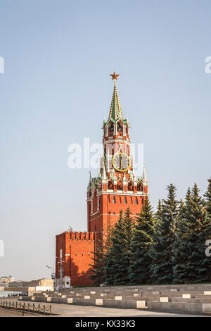 Die ikonischen Spasskaja Turm, die Teil der Mauern des Kreml, Roter Platz, Moskau, Russland Stockfoto