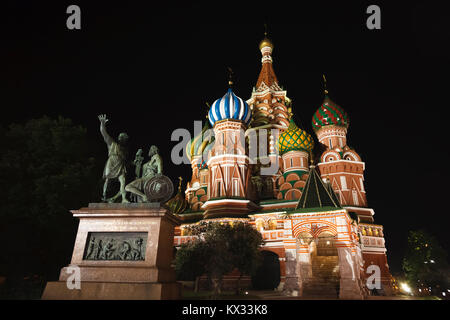 Die ikonischen Kuppeln der Russischen Orthodoxen die Basilius-kathedrale (Kathedrale von Vasily die Gesegnet) mit seinen bunten Kuppeln, Roter Platz, Moskau bei Nacht Stockfoto