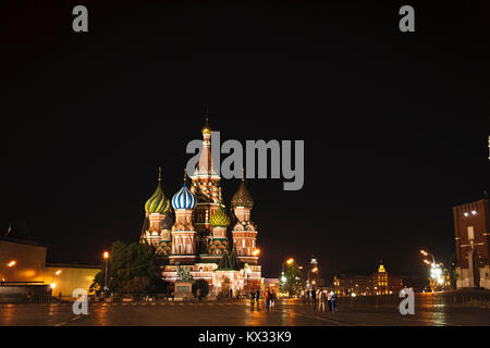 Der legendäre Russische Orthodoxe Basilius Kathedrale (Kathedrale von Vasily die Gesegnet) mit seinen bunten Kuppeln, Roter Platz, Moskau bei Nacht Stockfoto