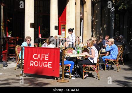 Café entlang der Promenade, Cheltenham, Gloucestershire, England, UK, Westeuropa. Stockfoto