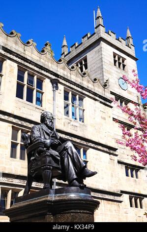 Statue von Charles Darwin außerhalb Tor Schloßbibliothek in den Frühling, Shrewsbury, Shropshire, England, UK, Westeuropa. Stockfoto