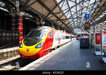 Jungfrau Klasse 390 Zug neben Plattform sieben in Lime Street Station, Liverpool, Merseyside, England, UK, Westeuropa. Stockfoto