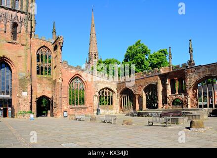 Blick in das Innere der alten Kathedrale mit der Kirche der Heiligen Dreifaltigkeit Turm an der Rückseite, Coventry Ruine, West Midlands, England, Großbritannien, Westeuropa. Stockfoto