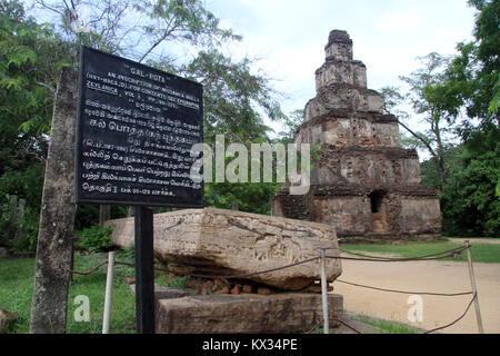 Stein buch Gal Pota und Tower Satmahal Prasada in Giritale, Sri Lanka Stockfoto