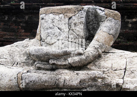 Sitzt der kopflose Buddhas in vatadage in Sri Lanka in Giritale, Sri Lanka Stockfoto