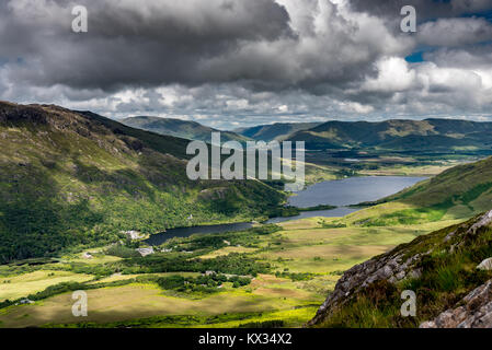 Kylemore Lough und Kylemore Abbey von Diamond Hill in Connmara National Park, Irland gesehen. Stockfoto