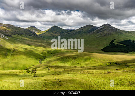 Die Aussicht auf ein grünes Tal in Irland Connemara National Park mit den Twelve Bens Berge im Hintergrund Stockfoto