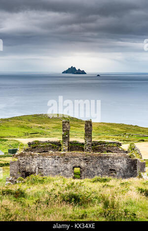 Die Ruinen eines alten Bauernhauses oder Fabrik Gesicht die Skellig Inseln an der Küste von Kerry, Irland Stockfoto