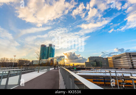 Rabobank Hauptquartier, die jaarbeurs Gebäude und Utrecht Centraal Station gesehen vom Moreelsebrug während des Sonnenuntergangs. Die Niederlande. Stockfoto