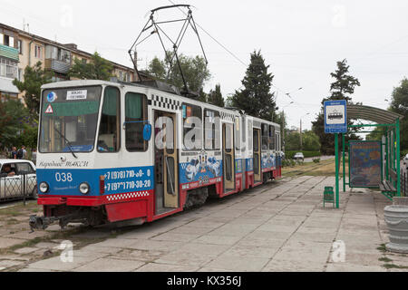 Jewpatoria, Republik Krim, Russland - Juli 19, 2017: Straßenbahn auf Frunse Straße in Jewpatoria Stockfoto