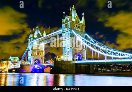 Blick auf die Tower Bridge in London bei Nacht.