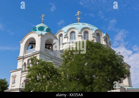 Kuppeln der St.-Nikolaus-Kirche in Jewpatoria, Krim, Russland Stockfoto