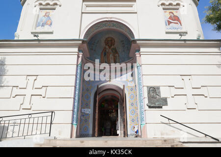 Jewpatoria, Republik Krim, Russland - Juli 19, 2017: Veranda mit einer offenen Tür an der Kathedrale von St. Nikolaus in Jewpatoria, Krim Stockfoto