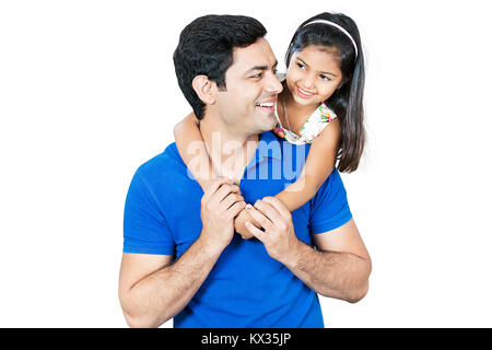 Gerne Vater sein Kind Tochter tun huckepack Genießen Stockfoto