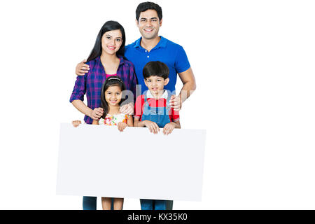 Glückliche Familie - Eltern und Kinder gemeinsam Holding leer White Board Stockfoto