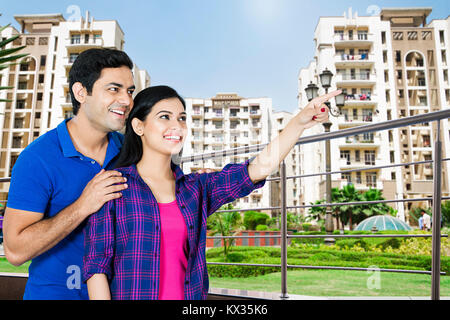 Glückliches Ehepaar Zeigefinger zeigen, Balkon Apartment House Stockfoto