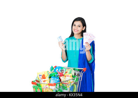 Nach Lady Warenkorb mit Lebensmittelgeschäft, Debit-Card mit Rupee-Notes Stockfoto