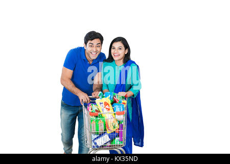 Happy 2 Married-Couple treibt ein Einkaufswagen voller Lebensmittelgeschäft Stockfoto