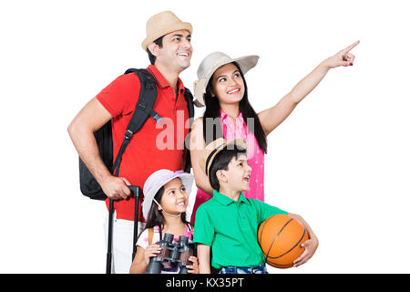 Glückliche Familie, Eltern und Kinder mit Gepäck, mit Picknick - Urlaub Stockfoto
