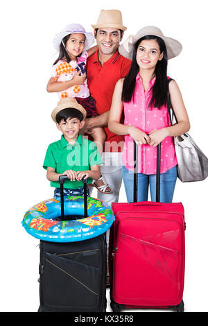 Glückliche Familie, Eltern und Kinder mit Gepäck, Sommerurlaub Stockfoto