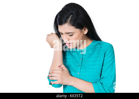 Frauen Ellenbogen Schmerzen, die Hand zu erkennen, der Ellenbogen Schmerzen. Arm Schmerzen und Verletzungen Stockfoto