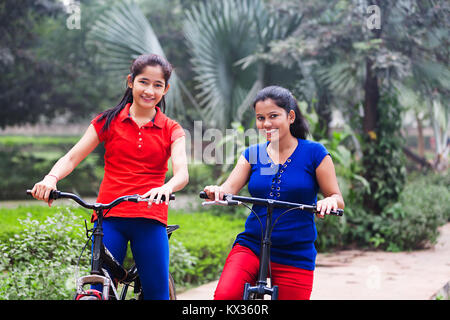 Junge Mädchen Radfahren Morgenspaziergang Fitness Stockfoto