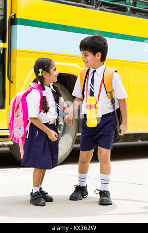 Happy 2 indische Schule Freund zusammen Hände halten Stockfoto