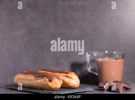 Home gesichert eclairs mit heißen Coco Stockfoto