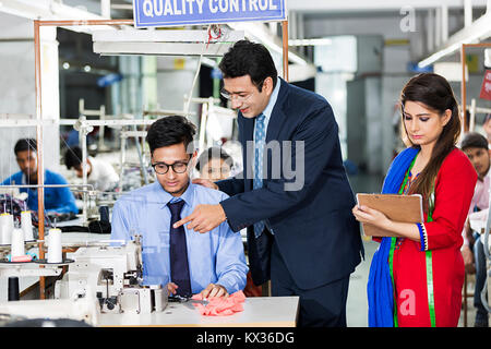 Die indischen Arbeiter maßgeschneidert und Eigentümer Inspektion Arbeiten in der Nähwerkstatt Stockfoto