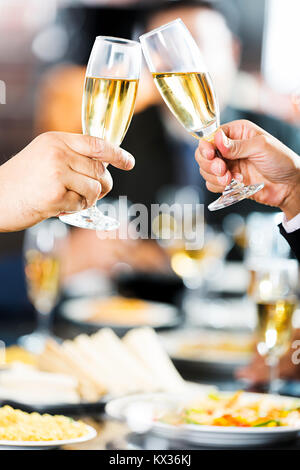 Nahaufnahme Married-Couple Toasten Champagner Glas in einem Restaurant Party Konzept Stockfoto