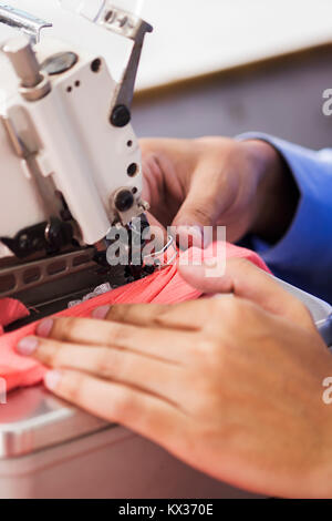 1 Frau Arbeiter, maßgeschneiderte Aussaat in einer Kleiderfabrik Stockfoto