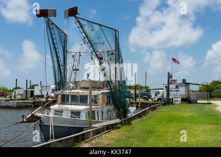 Lake Charles, Louisiana - Juni 15, 2014: Alte shrimp trawlers in einem Hafen an den Ufern des Lake Charles im Bundesstaat Louisiana, USA Stockfoto