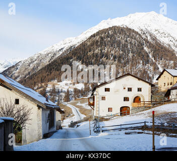 Сountry Straße mit traditionellen Häusern in Guarda, Unterengadin, Graubünden, Schweiz Stockfoto