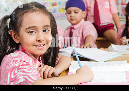 1 indischen Schule Mädchen Student Buch Ausbildung Kategorie Stockfoto