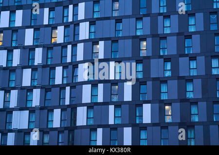 Super Nahaufnahme von Apartment Gebäude mit blauen Fenstern mit einem Feuerzeug blue panel Dekoration gleichmäßig platziert Stockfoto