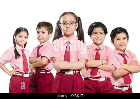 Indische Gruppe Schule Kinder, Schüler Mitschüler s Arme gekreuzt Zusammen Stockfoto