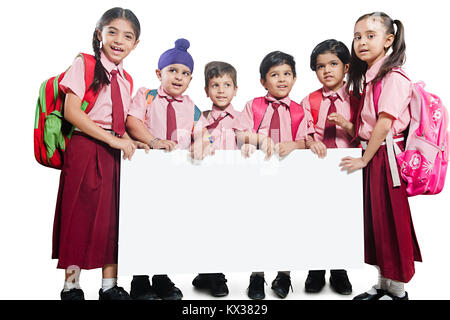 Gruppe Inder Schule Kinder Schüler Freunde anzeigen White Board Stockfoto