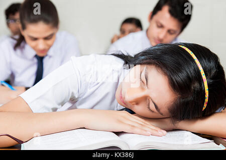 1 indischen Schule Teenager Mädchen Schüler schlafen in Klasse nachlässig Stockfoto