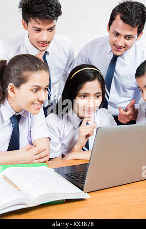 Gruppe indischen Jugendlichen Schüler Mitschüler aufpassen Laptop Studie Bildung Stockfoto