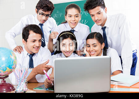 Indische Gruppe Schüler Mitschüler Laptop anschauen Studie Bildung Klasse Stockfoto