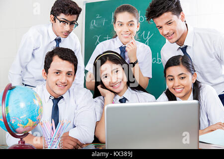 Indische Gruppe Schüler Mitschüler Laptop studieren Bildung Lernen Klasse Stockfoto