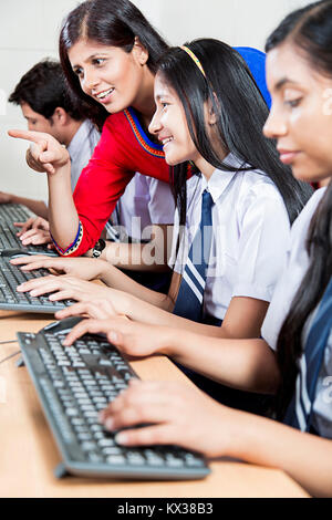 Indische Lehrer helfen den Studenten Computer studieren Bildung Klassenzimmer Stockfoto