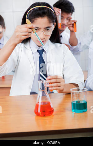 Indische High School Mädchen tun Chemie Experiment in Wissenschaft Kategorie Stockfoto