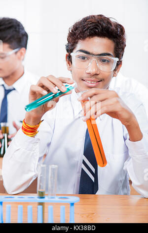 Teenage School Junge tut Experiment chemische Flüssigkeiten im Labor Stockfoto