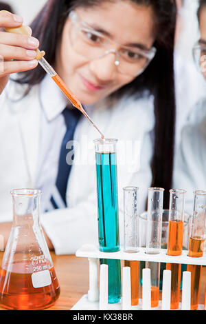 1 indischen High School Mädchen Schüler der chemischen Forschung Science Lab Stockfoto